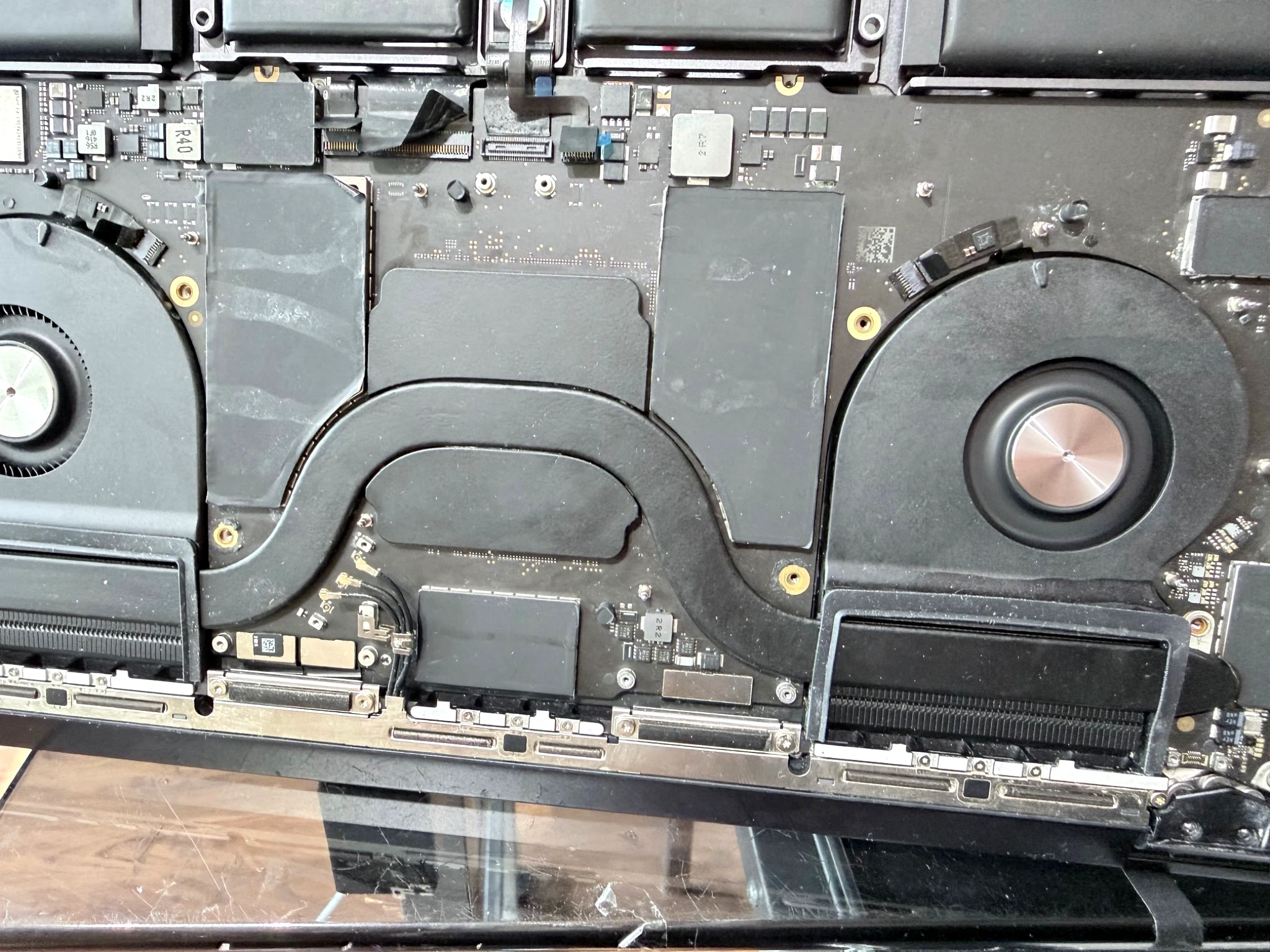 Réparation MacBook Pro A2992 M3 Pro à Montréal – diagnostic professionnel de la carte logique et du système de refroidissement.