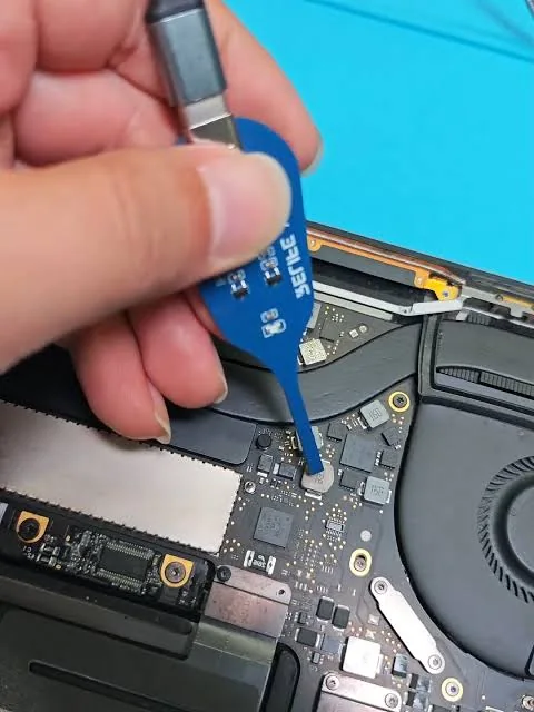 MacBook charging and power rail diagnostics Montreal